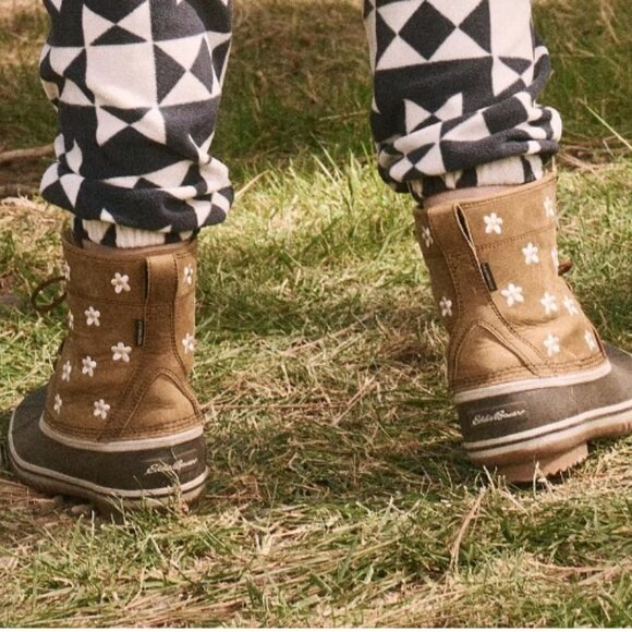 Women's The Great. + Eddie Bauer The Embroidered Daisy Hunt Pac Boot - Picture 5 of 11